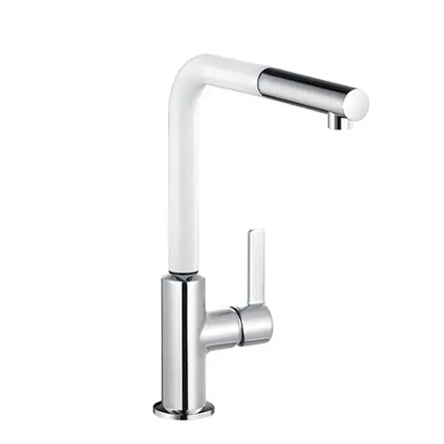 Küchenarmatur von Kludi mit einem Kran in glänzendem Chrom und einem weißen, gebogenen Auslauf. Seitliche Steuerung für die Wasserregulation.